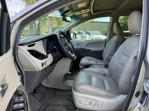 Used 2017 Toyota Sienna XLE FWD image 9