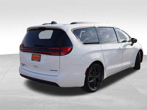 Certified 2025 Chrysler Pacifica Limited FWD image 5