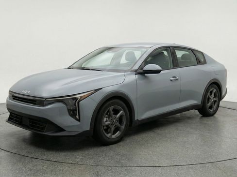 Used 2025 Kia K4 LXS FWD image 3