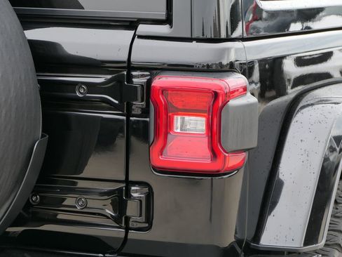 Used 2021 Jeep Wrangler Unlimited Sahara image 5