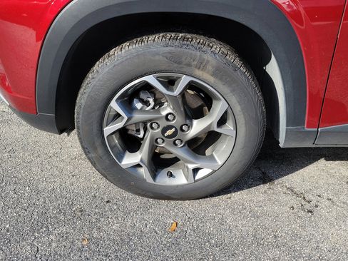Used 2025 Chevrolet Trax LT FWD image 4