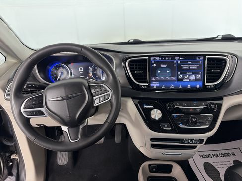 Used 2023 Chrysler Pacifica Touring-L FWD image 3