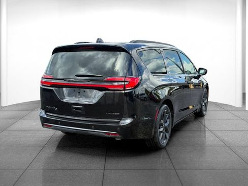 Used 2025 Chrysler Pacifica Limited FWD image 7