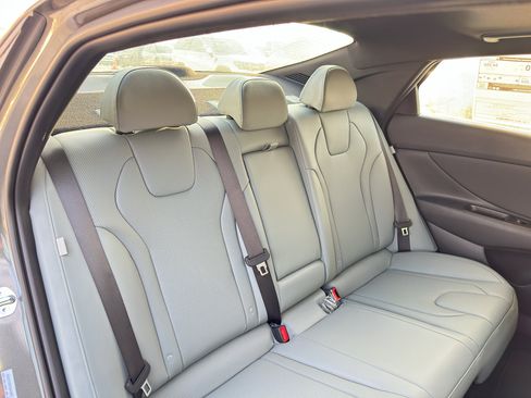 New 2025 Hyundai Elantra Limited image 36