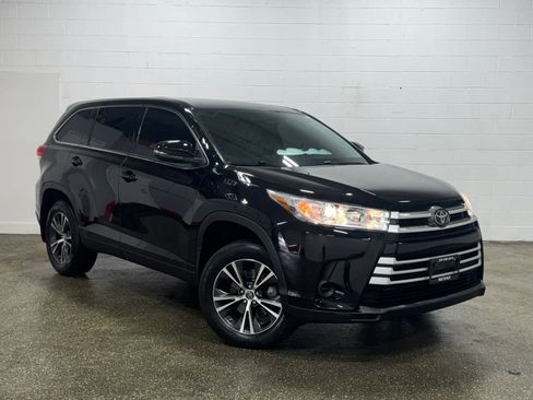 Used 2019 Toyota Highlander LE image 1