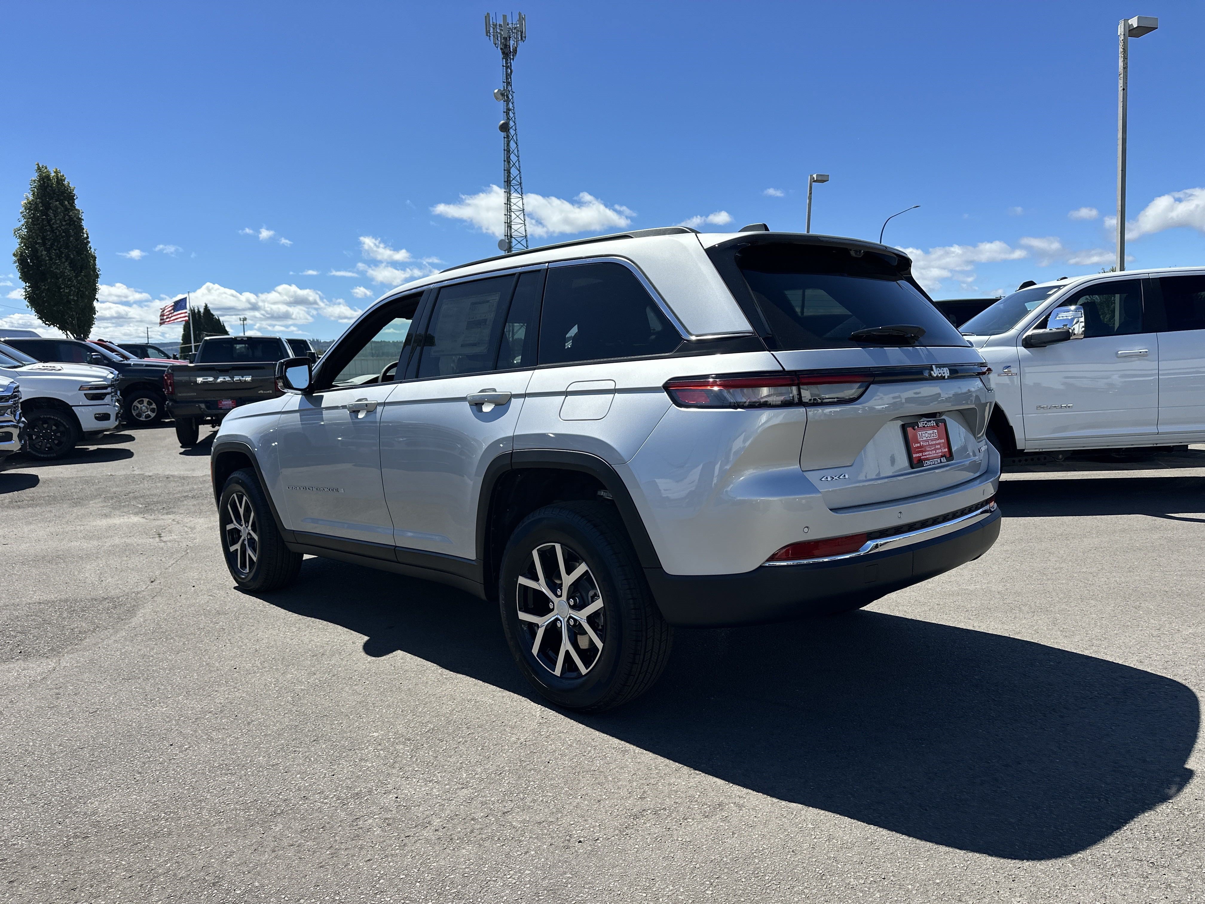 New 2025 Jeep Grand Cherokee Limited w/ Luxury Tech Group II AWD/4WD image 3