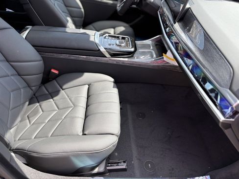 Used 2025 BMW 760i xDrive image 22