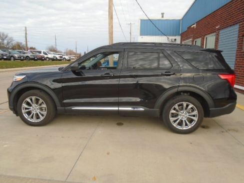 Used 2022 Ford Explorer XLT w/ Equipment Group 202A image 2