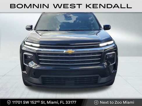 Used 2025 Chevrolet Traverse LT image 2