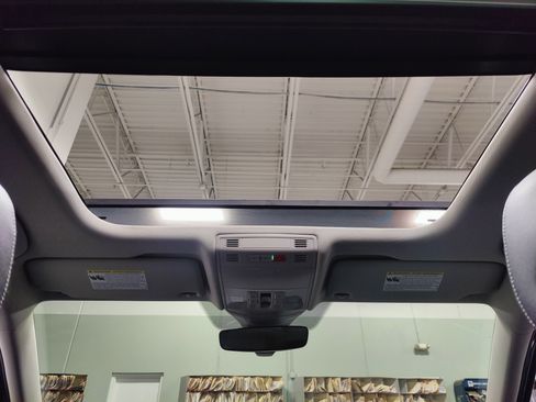 Used 2025 Volkswagen Jetta SE w/ Sunroof Package image 6