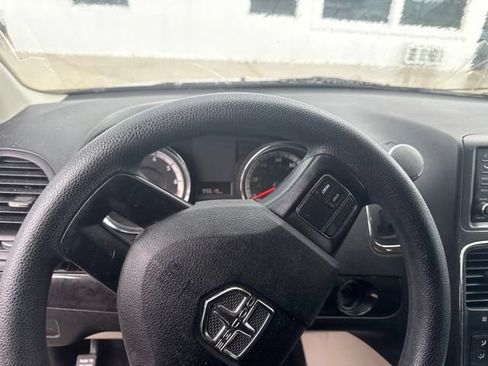 Used 2018 Dodge Grand Caravan SE FWD image 30