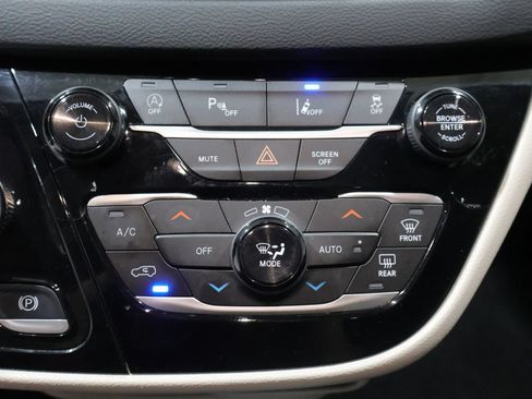 Used 2024 Chrysler Pacifica Touring-L FWD image 34