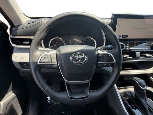 Used 2023 Toyota Highlander XLE AWD/4WD image 12