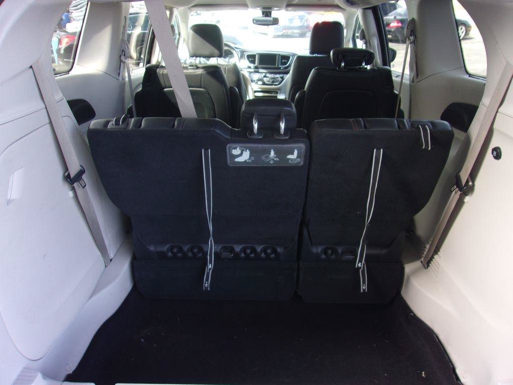 Used 2020 Chrysler Pacifica Touring-L FWD image 5
