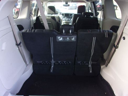 Used 2020 Chrysler Pacifica Touring-L FWD image 5