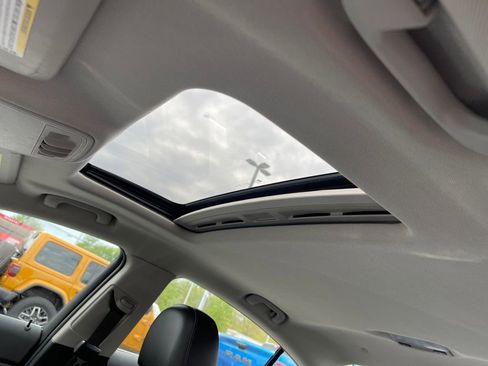 Used 2013 Buick Regal Leather FWD image 11