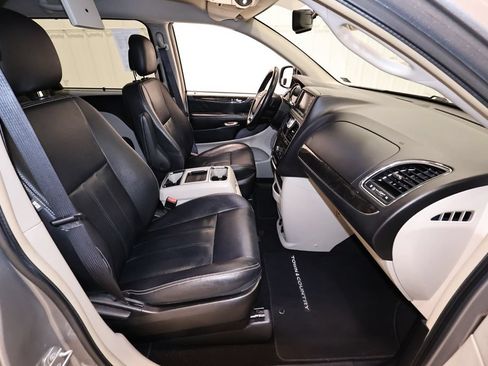 Used 2016 Chrysler Town & Country Touring w/ Driver Convenience Group FWD image 21