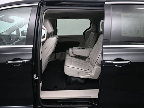 Used 2017 Chrysler Pacifica Limited w/ UConnect Theater Package FWD image 22