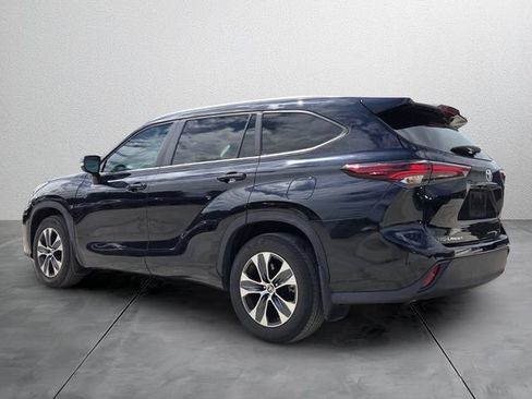 Used 2024 Toyota Highlander XLE FWD image 3