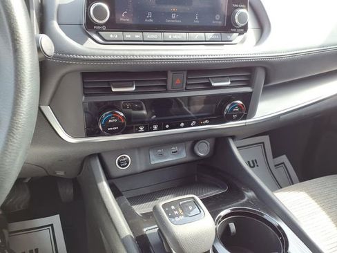 Used 2023 Nissan Rogue SV image 9