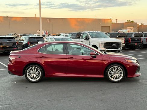 Used 2018 Toyota Camry XLE FWD image 3