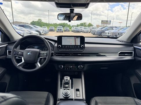 Used 2023 Mitsubishi Outlander SE FWD image 19
