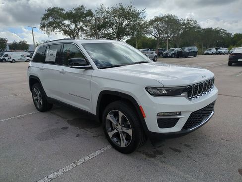 New 2025 Jeep Grand Cherokee Limited w/ Luxury Tech Group II image 2