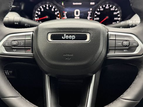 Used 2025 Jeep Compass Latitude AWD/4WD image 19