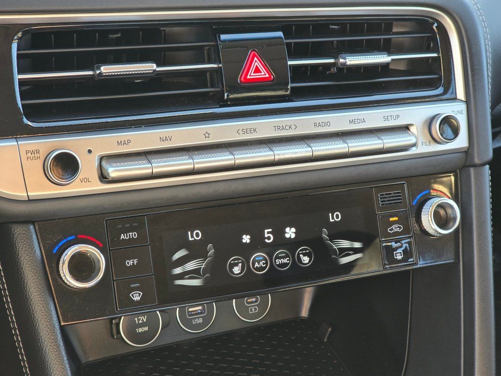Used 2025 Genesis G70 2.5T RWD image 8