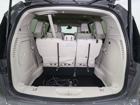 Used 2021 Chrysler Pacifica Touring-L image 11