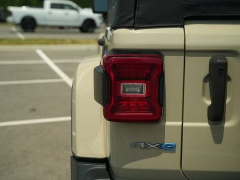 Used 2022 Jeep Wrangler Unlimited Sahara AWD/4WD image 45