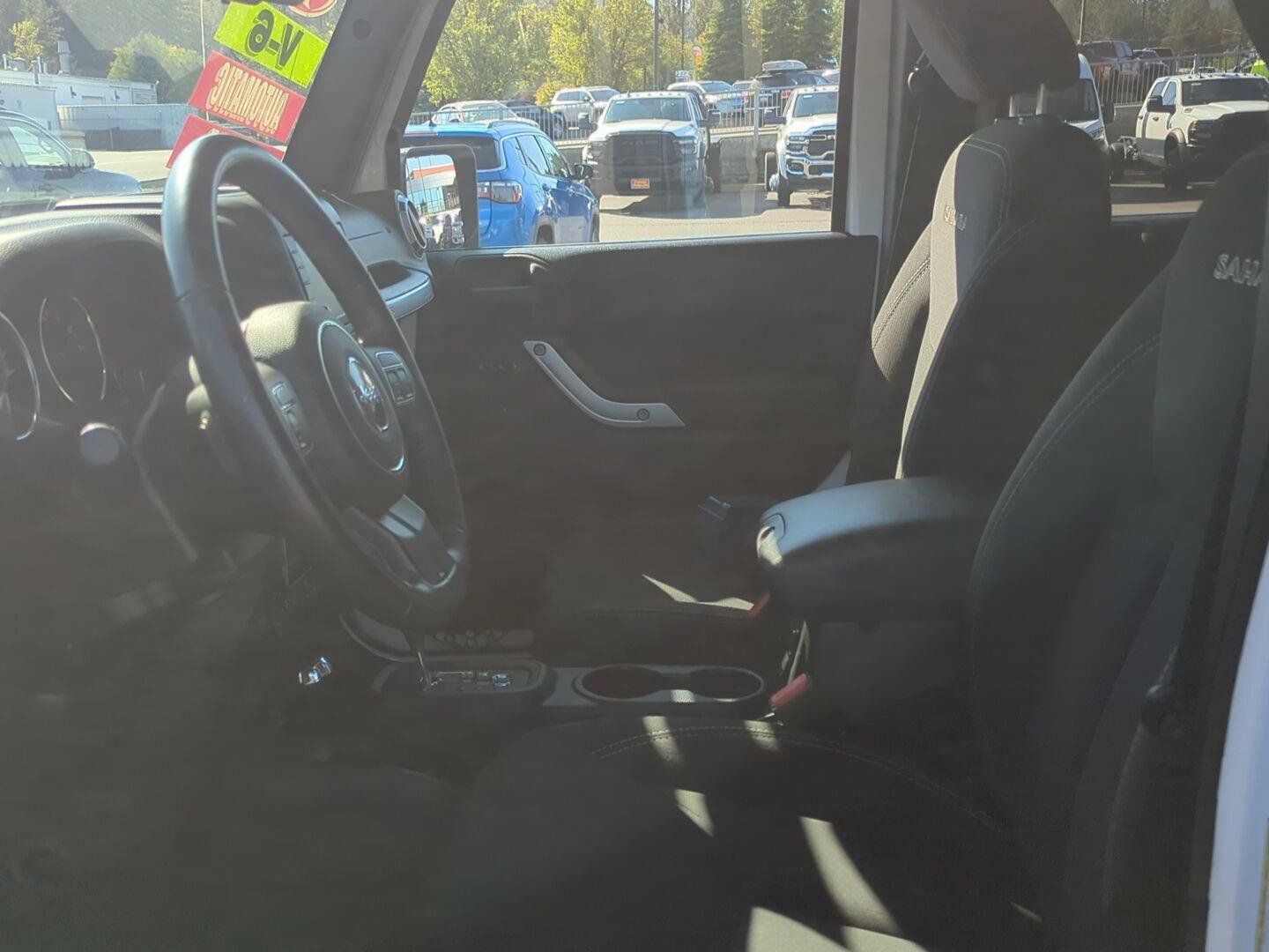 Used 2018 Jeep Wrangler Unlimited Sahara AWD/4WD image 14
