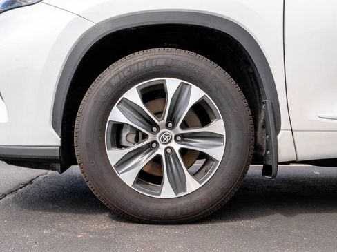 Used 2025 Toyota Highlander XLE AWD/4WD image 7