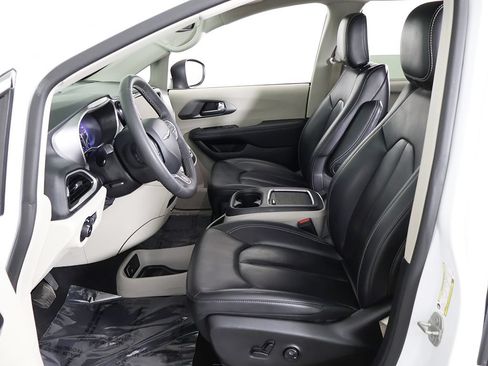 Used 2023 Chrysler Pacifica Touring-L FWD image 29