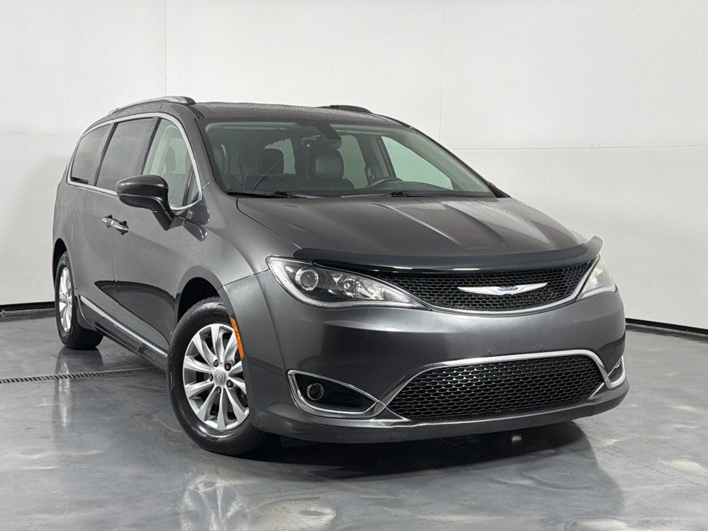 Used 2019 Chrysler Pacifica Touring-L FWD image 2