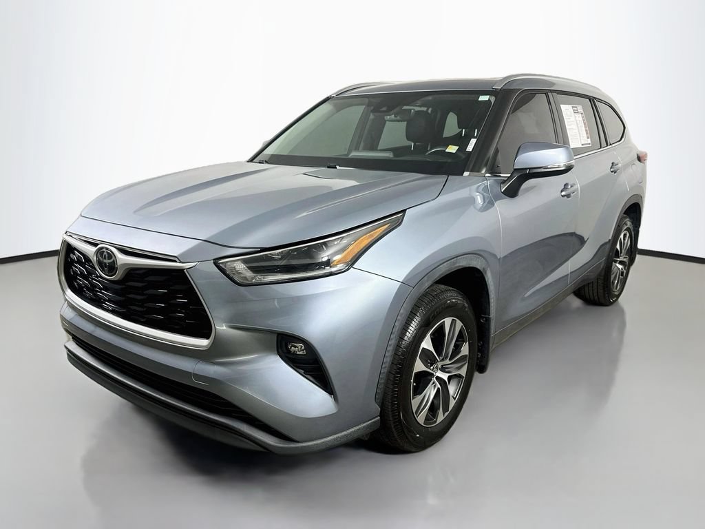 Used 2021 Toyota Highlander XLE FWD image 3