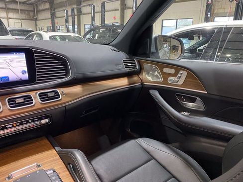 Used 2025 Mercedes-Benz GLS 450 4MATIC w/ AMG Line Exterior image 4