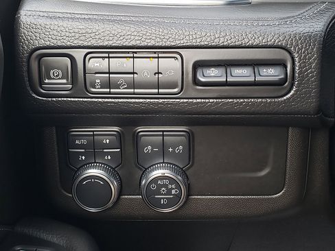 Used 2021 GMC Yukon Denali w/ Denali Premium Package image 29