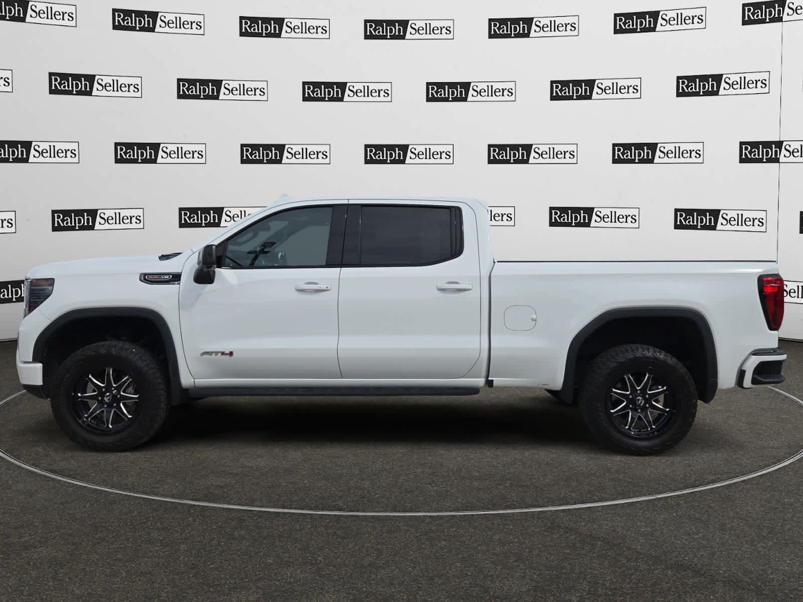 Used 2022 GMC Sierra 1500 AT4 w/ AT4 Premium Package AWD/4WD image 3