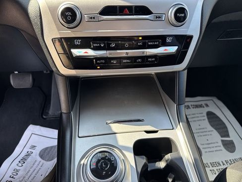 Used 2021 Ford Explorer XLT image 22