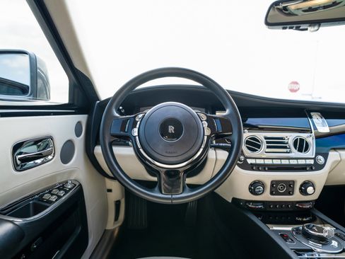 Used 2016 Rolls-Royce Ghost image 19