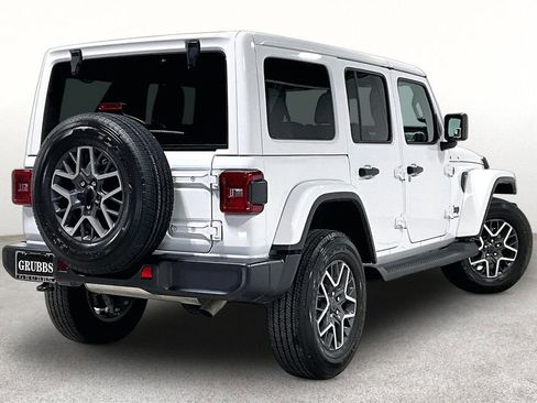 Used 2025 Jeep Wrangler Unlimited Sahara AWD/4WD image 2