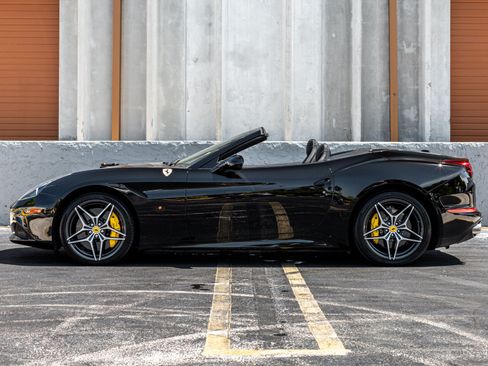 Used 2017 Ferrari California T RWD image 17