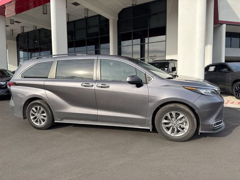 Used 2022 Toyota Sienna XLE image 5