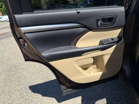 Used 2018 Toyota Highlander XLE AWD/4WD image 17