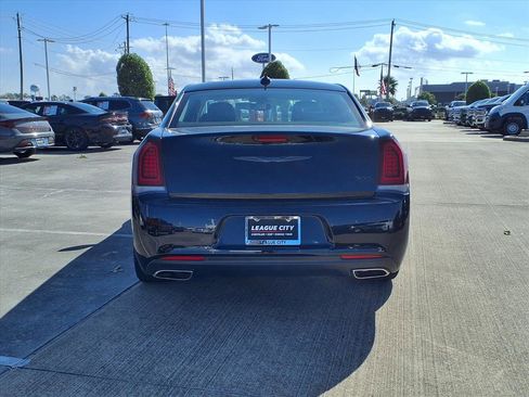 Used 2023 Chrysler 300 Touring w/ Sport Appearance Package image 6
