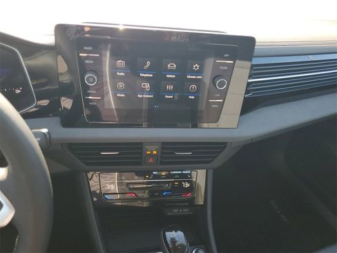 Used 2025 Volkswagen Jetta SE image 16