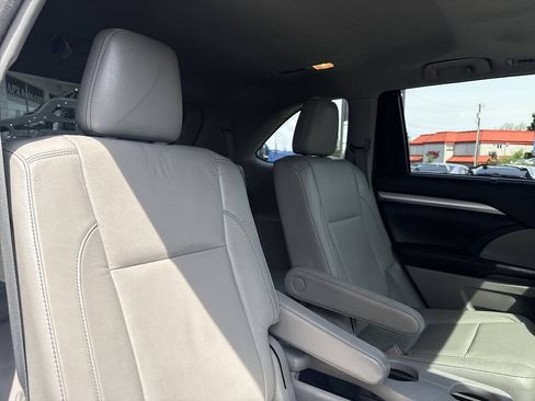 Used 2017 Toyota Highlander XLE AWD/4WD image 19