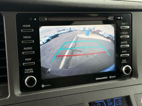 Used 2020 Toyota Sienna SE image 22