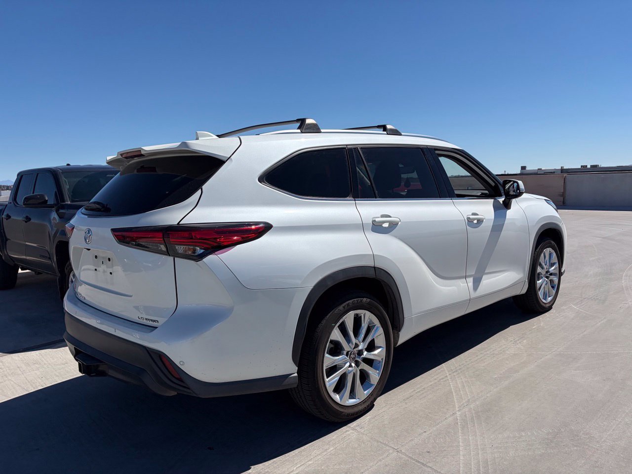 Used 2020 Toyota Highlander Limited FWD image 2